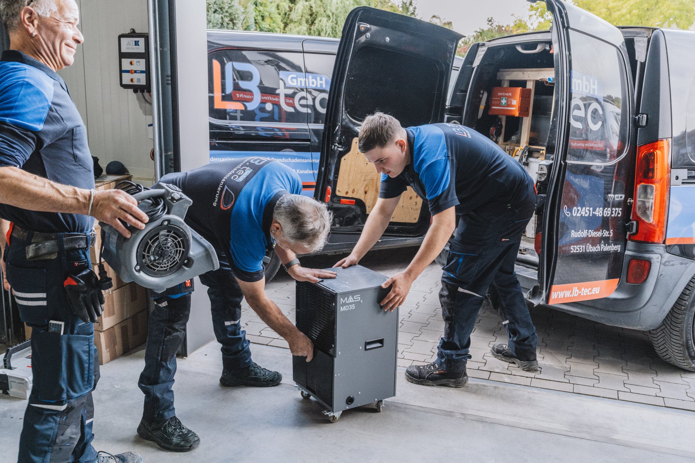 LB.tec Team verlädt Bautrockner und Gebläse in ein Einsatzfahrzeug
