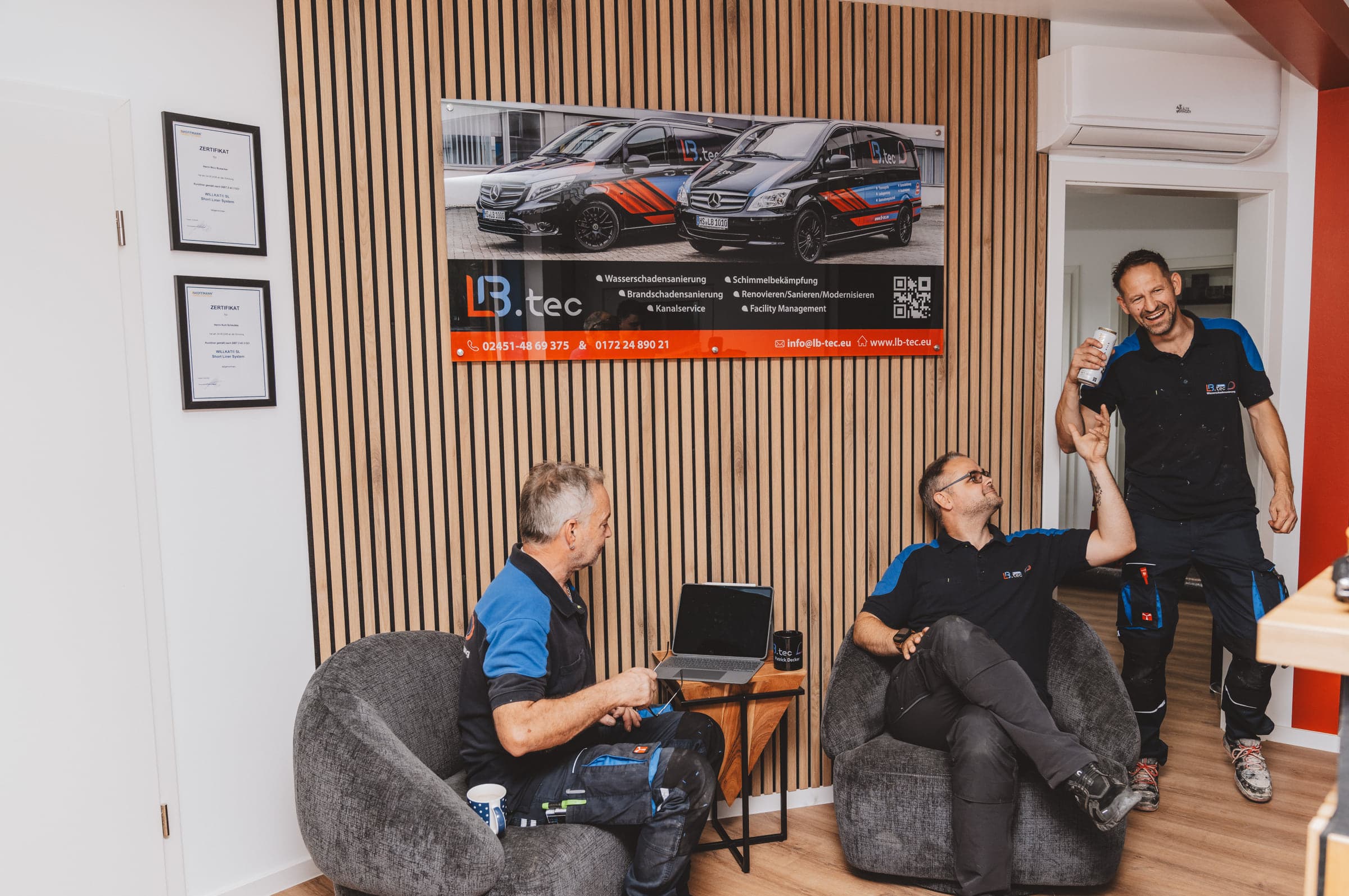 Das LB.tec Team in lockerer Atmosphäre im Büro