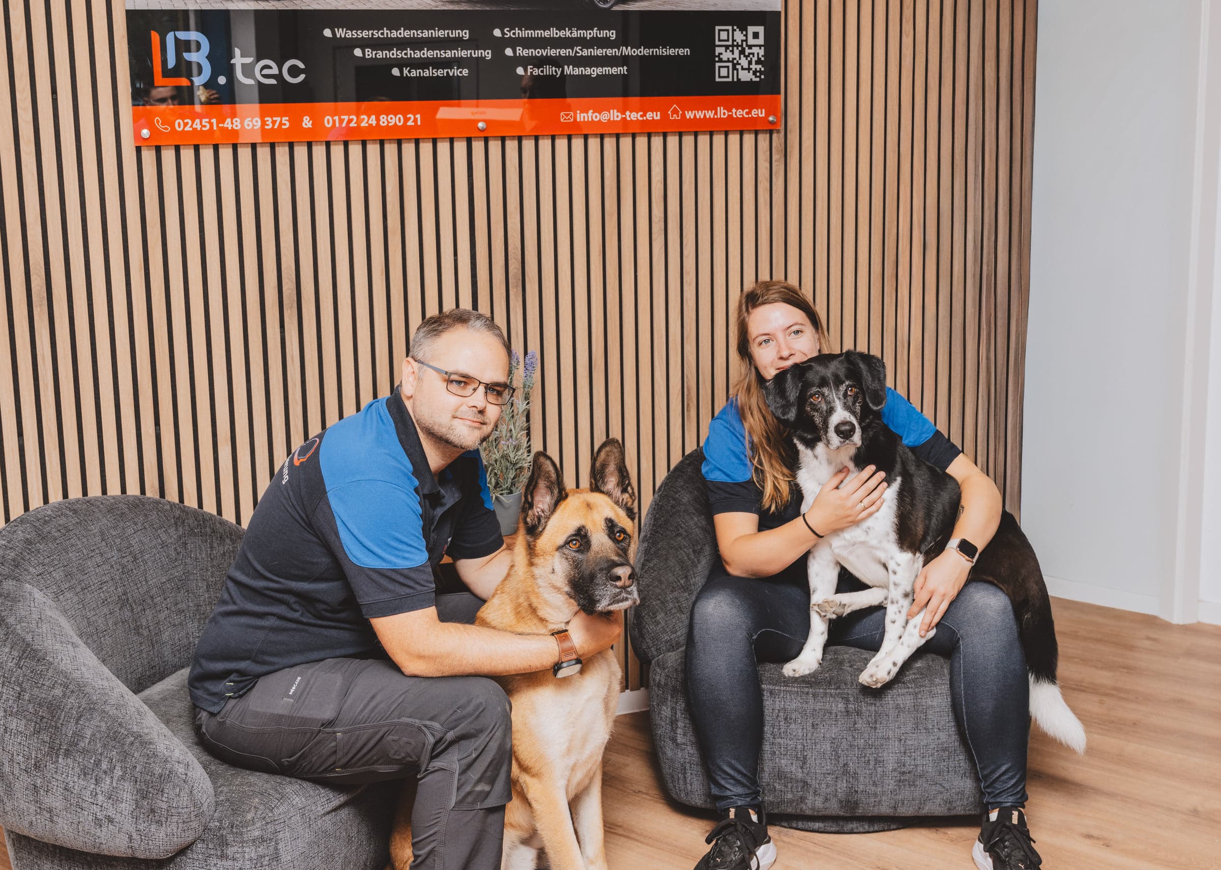 LB.tec Mitarbeitende mit den Bürohunden